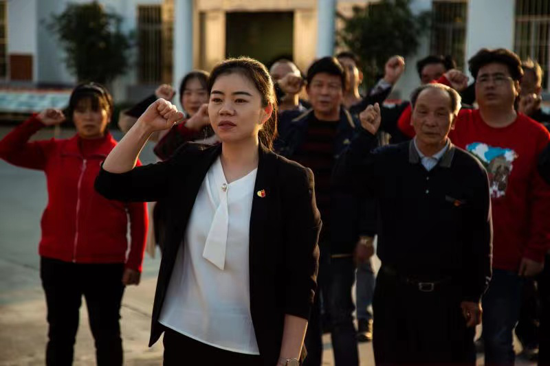 全国优秀共产党员费英英：从孤残儿童护理一线到脱贫攻坚一线