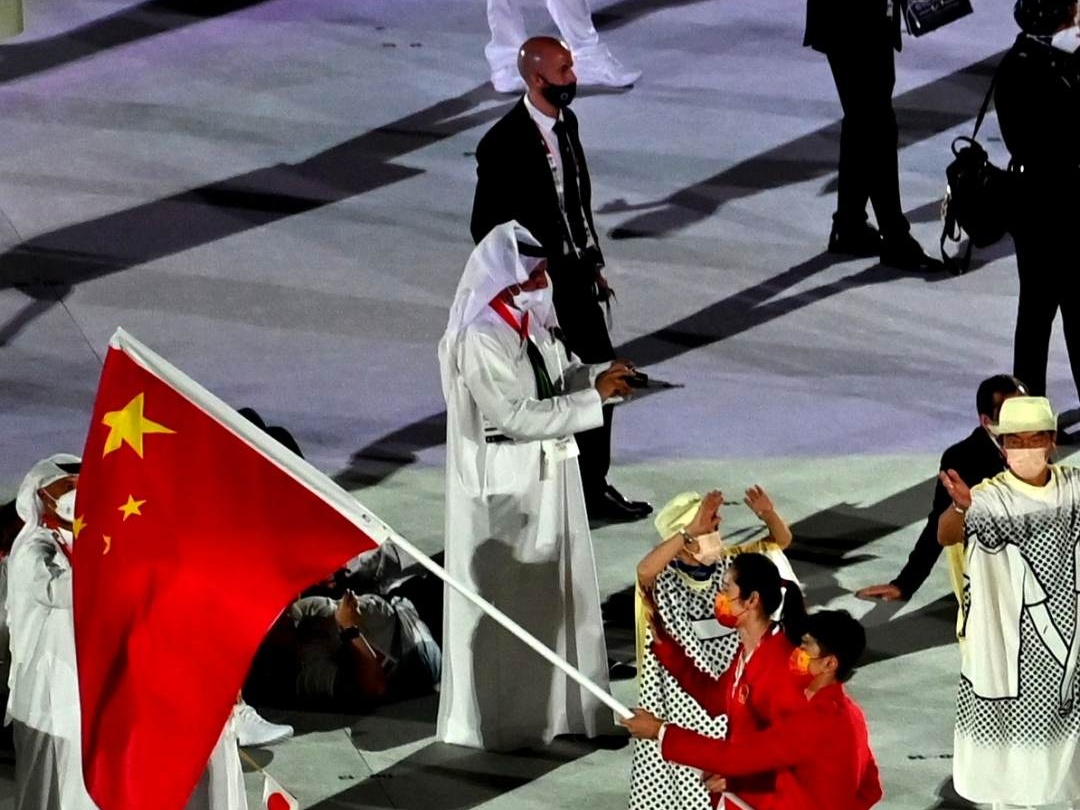 中国体育代表团“双旗手”：擎起荣誉，扛起责任