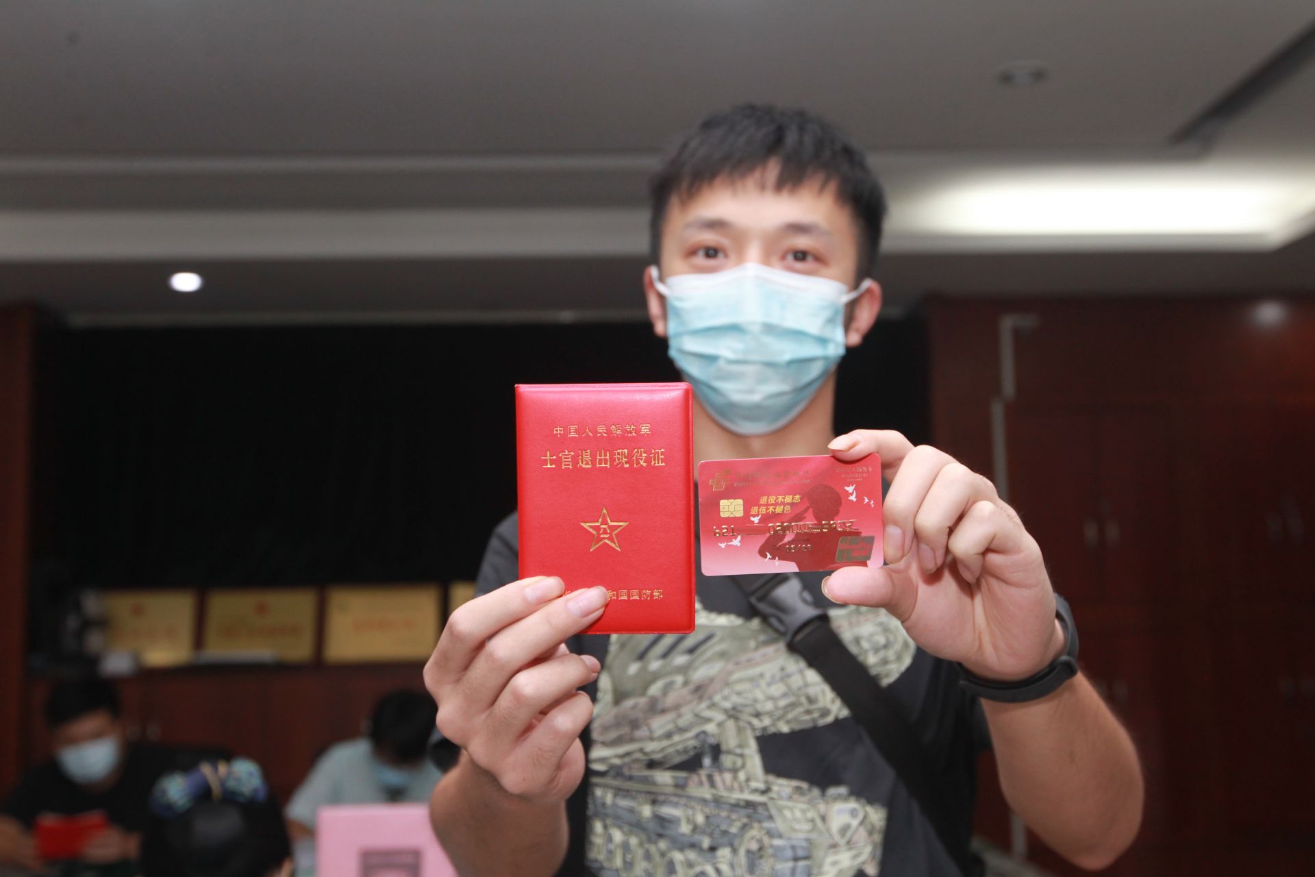 东莞市樟木头镇：邮政储蓄上门为退役军人办“红卡”