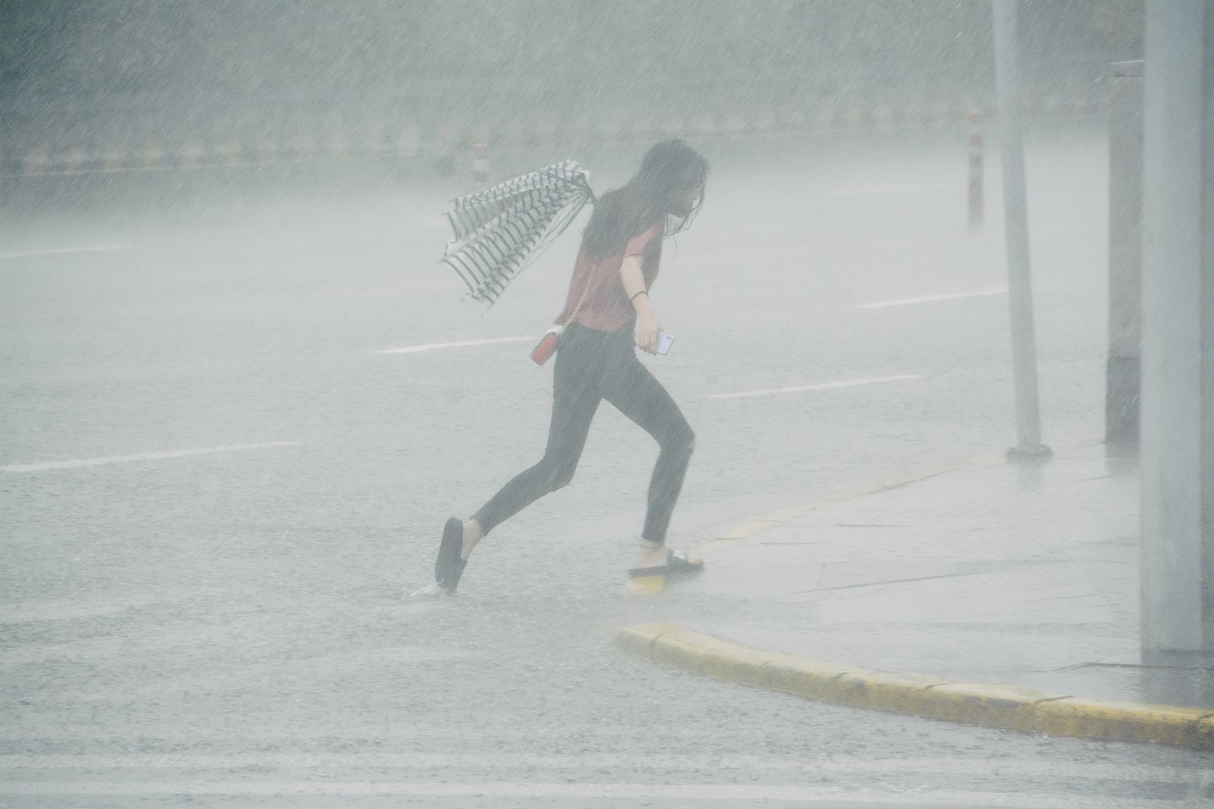 台风暴雨天重在“三防”：防雷防电防水浸