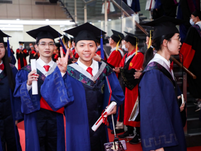 北大深圳研究生院举办2021年毕业典礼：906名硕士、60名博士作别南国燕园