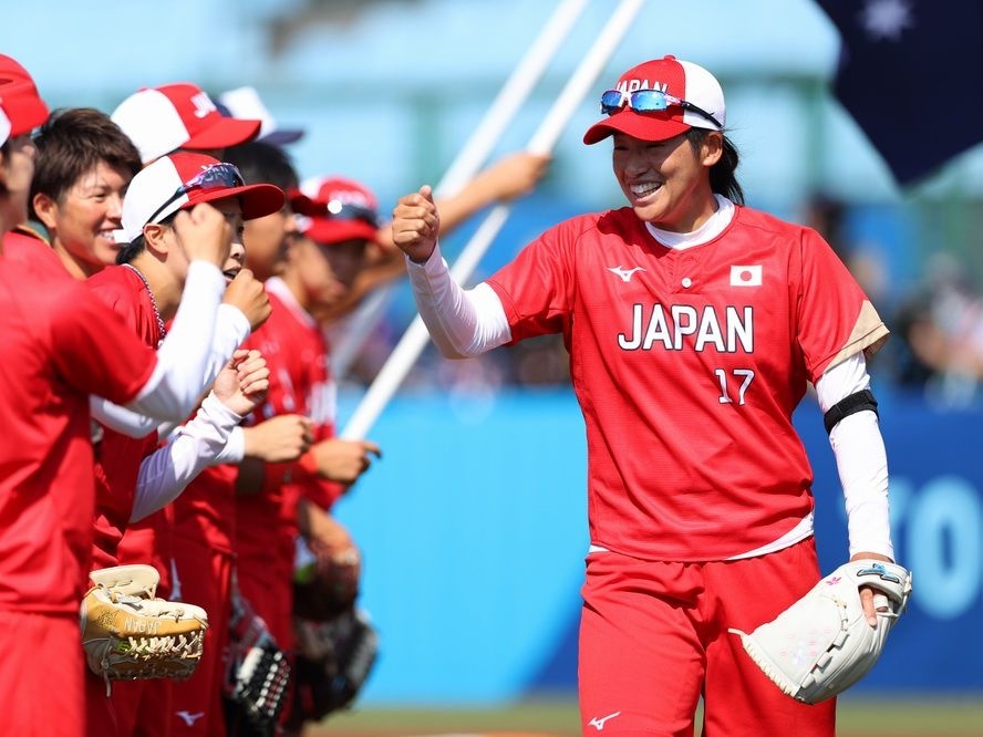东京奥运会首场比赛：日本女子垒球队赢得开门红