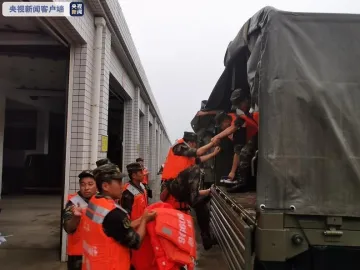 河南多地暴雨，子弟兵已出动奔赴救援一线！河南挺住！