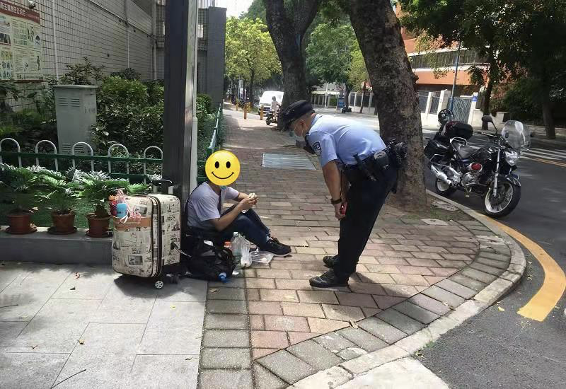 帮助走失小孩找家长、救助流浪男子，南山警方为民服务践行初心