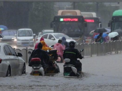 郑州新密一乡镇卫生院多名工作人员遇山洪失联，当地正搜救