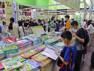 疫后香港书展魅力不减，有市民连续九届抢排头位！