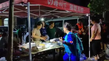 读特第一线｜ 另一种“双向奔赴”！卫辉居民自发给救援队送“百家饭” 