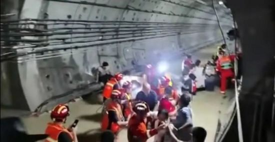 郑州地铁5号线被困人员口述：车厢外水有一人多高 车厢内缺氧