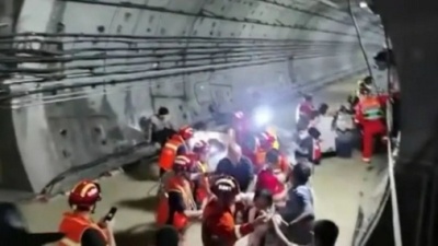 郑州地铁5号线被困人员口述：车厢外水有一人多高 车厢内缺氧