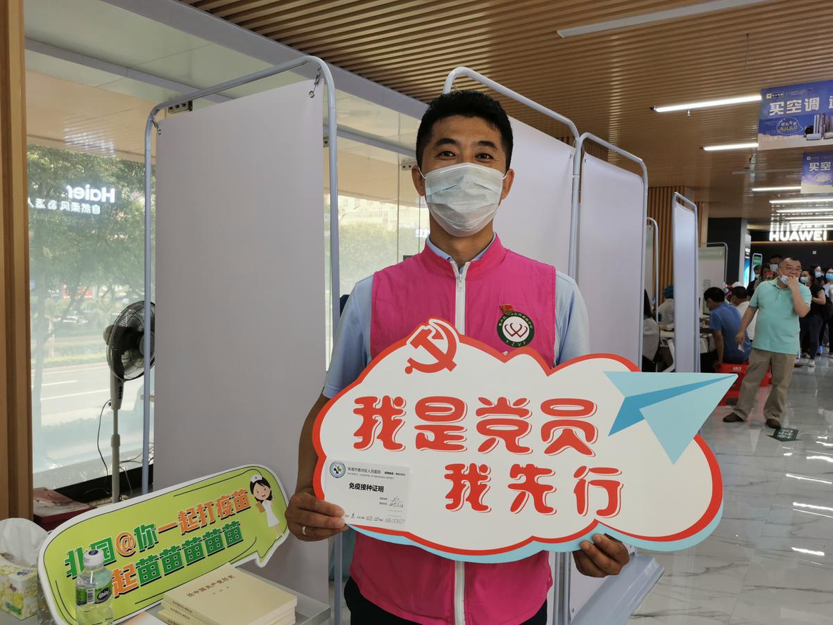 烈日下的奔波！他们坚守在珠海社区核酸检测点服务街坊