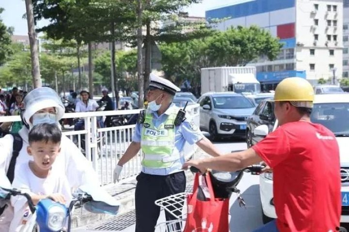 感动！惠州这个退休“红绿灯”，人民日报都点赞了