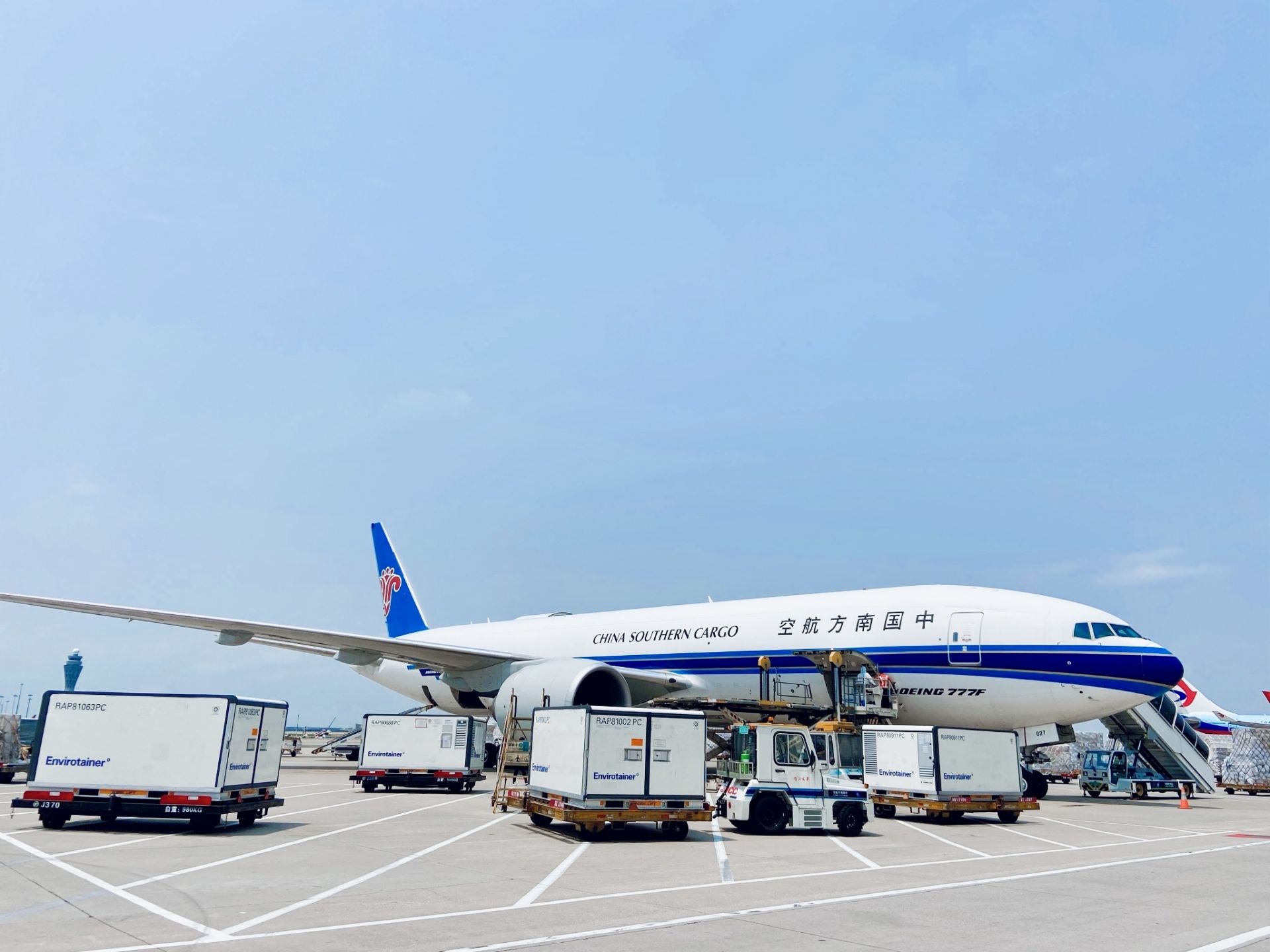 深圳机场今年已新开和加密12个国际货运航点，实现货邮吞吐量77.0万吨