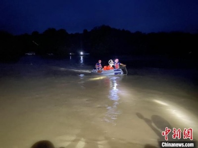 湖北红安：暴雨引发河道涨水，消防救出14人