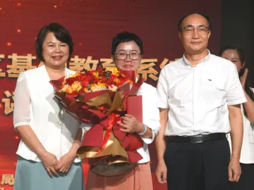 南外高级中学刘倩老师当选2021年南山区“年度教师”  