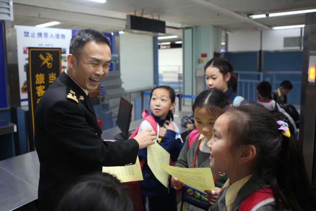 你以为海关阿sir只是“守门”？他们可是普法服务样样精通