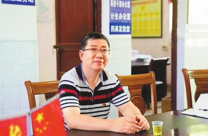 优秀共产党员邹铭：从三尺讲台走向广阔农村