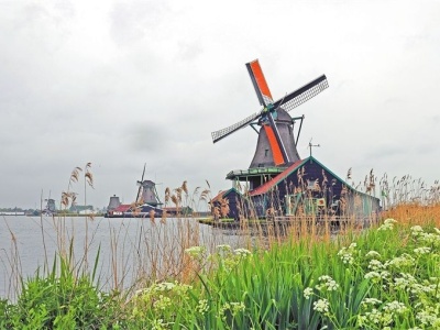 荷兰：从“与水争地”到“还地于河”