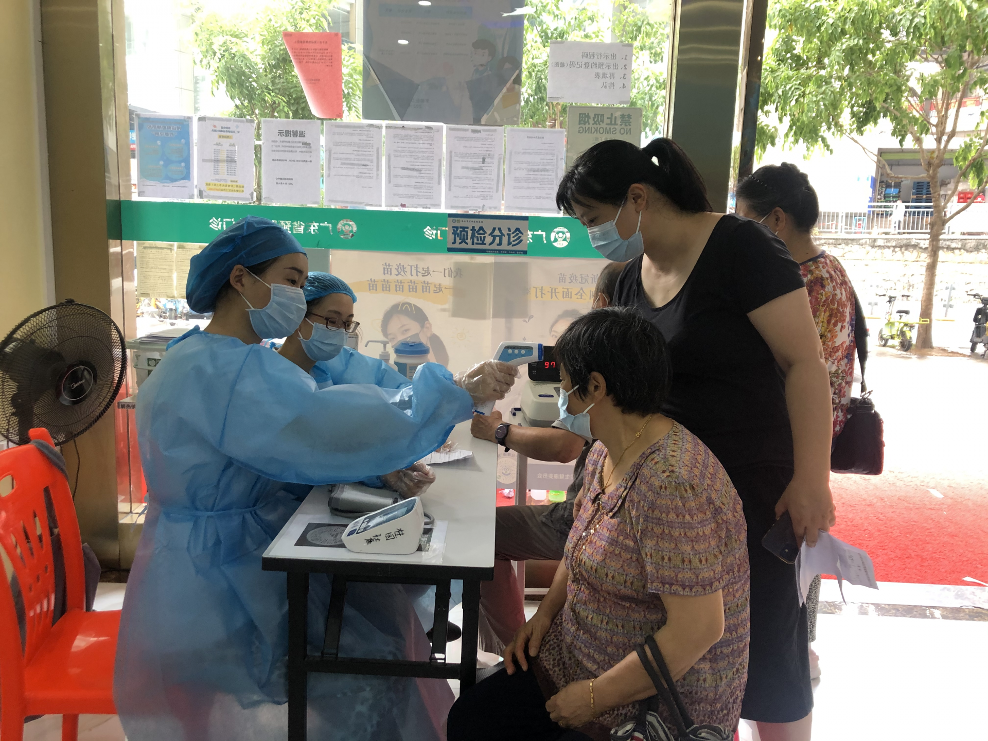 桂园街道社康为60岁以上老人接种疫苗，提供早餐、体检、接种一条龙服务
