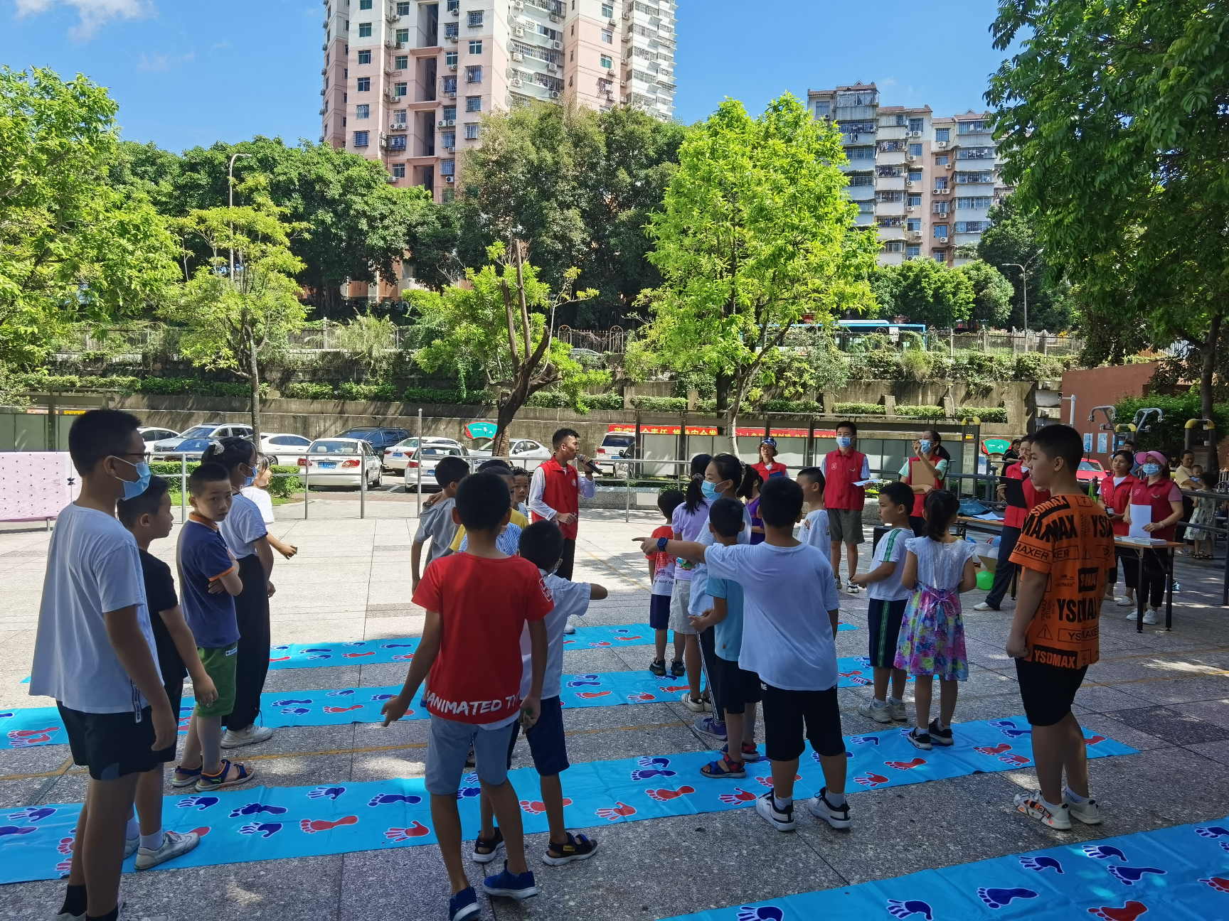 草埔西社区举办青少年户外趣味运动会