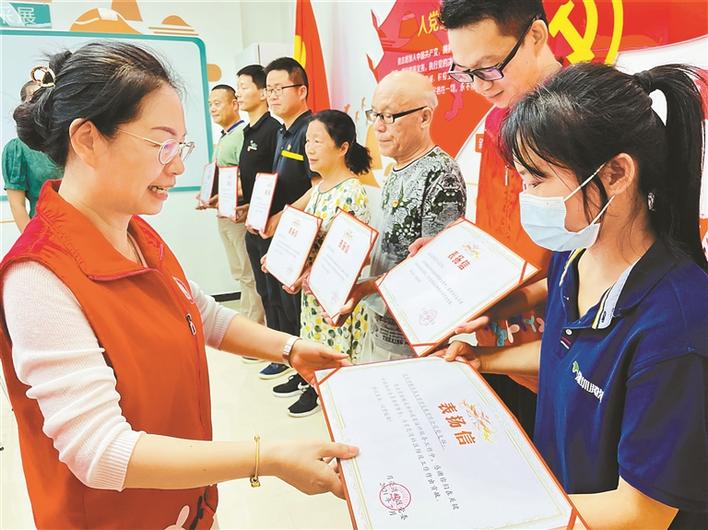 月亮湾社区持续推动区域化党建，成员单位积极参与破解基层治理难题