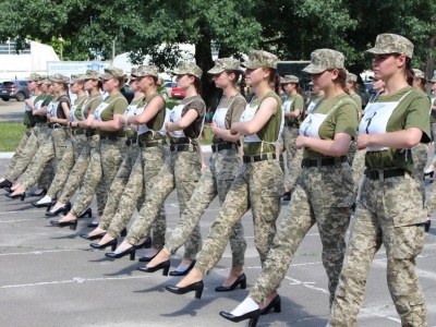 乌克兰女兵穿高跟鞋为阅兵练正步，男国防部长被送高跟鞋抗议