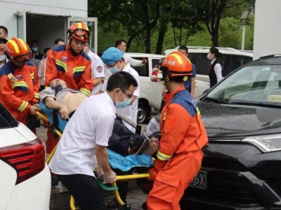 深圳一男子在空调管道晕厥，消防员徒手救援