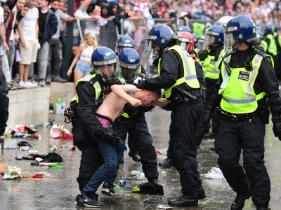 英格兰球迷大闹：49人被捕，19名警察受伤，伦敦满街狼藉