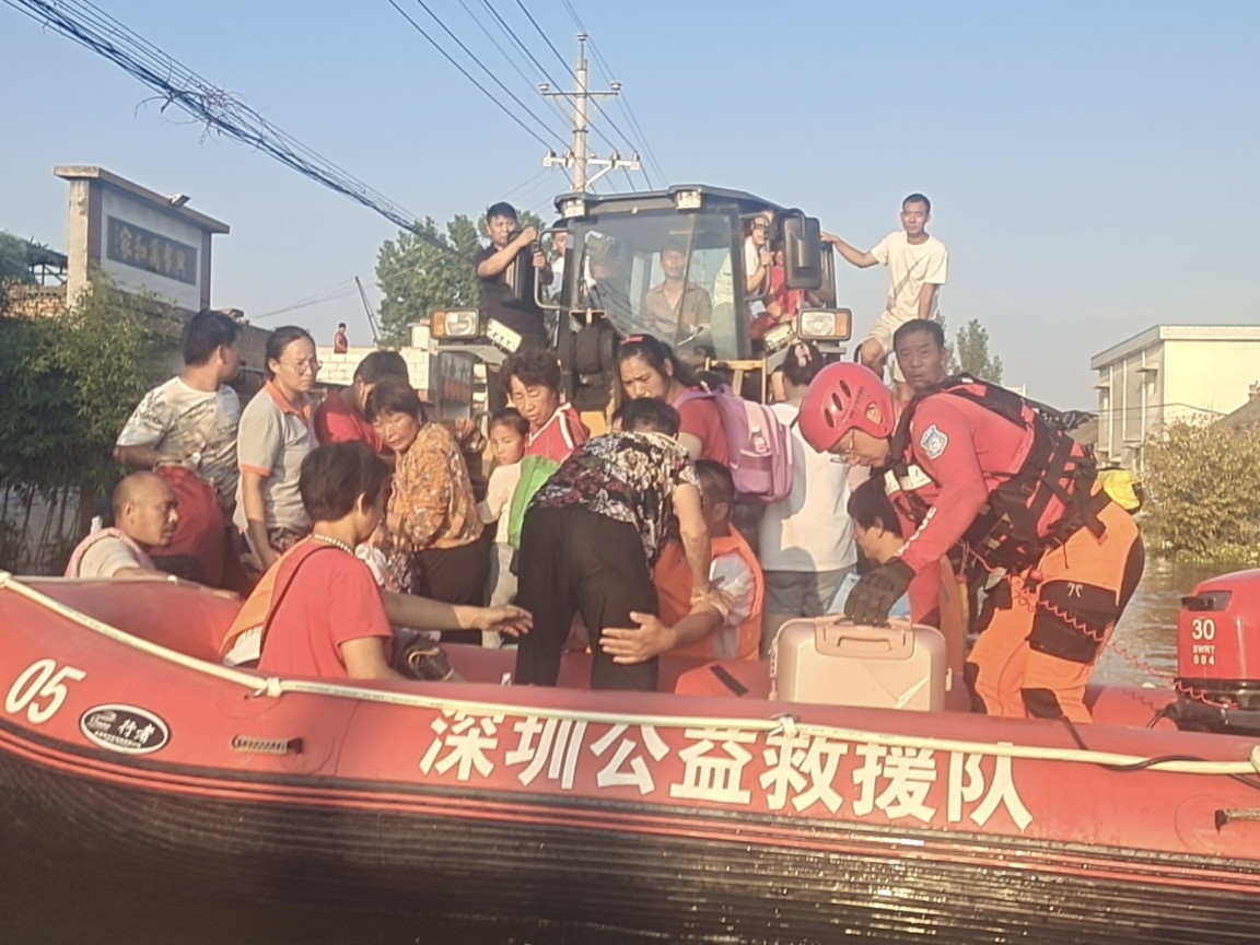 深圳公益救援队在河南已转移近200人，队员每天只睡三四个小时