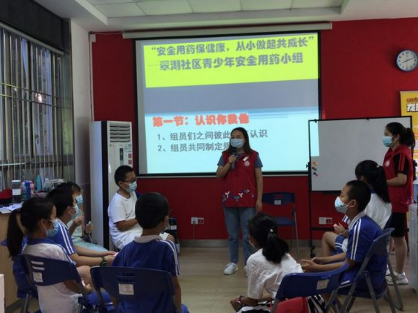 翠湖社区党群服务中心开展青少年安全用药宣传小组活动