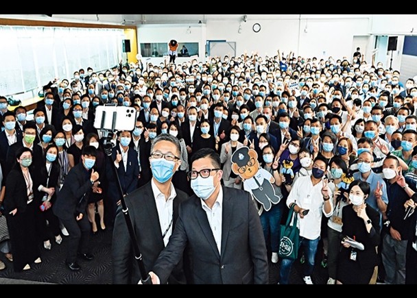 邓炳强出席警总欢送会，与400名同袍及新任港警一哥自拍