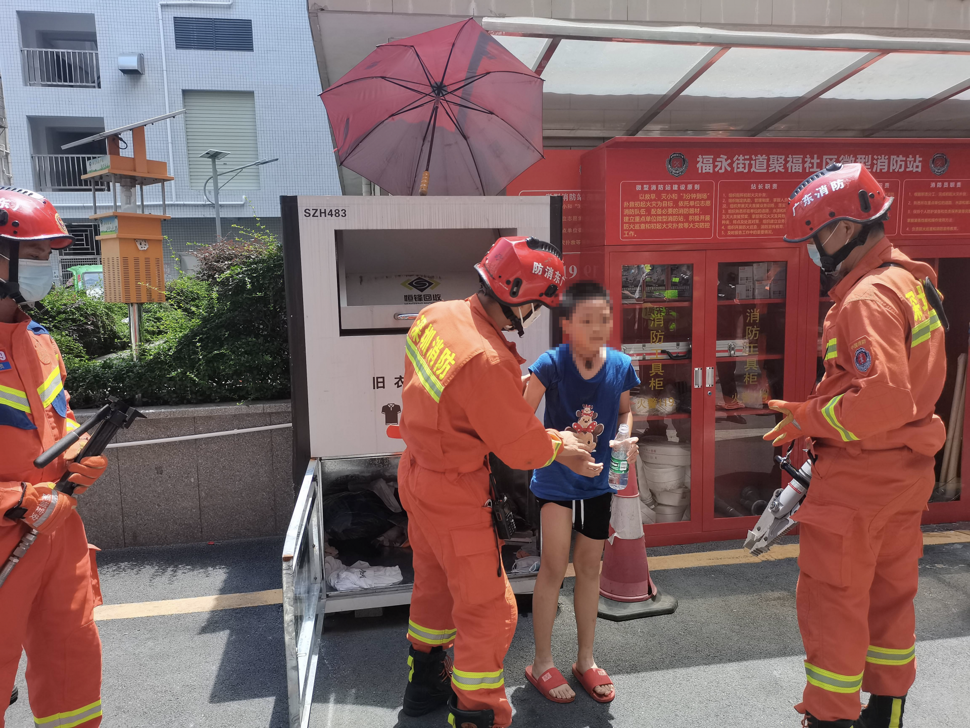 “熊孩子”玩耍时钻进了旧衣服回收箱，遭遇“进得去出不来”的尴尬…