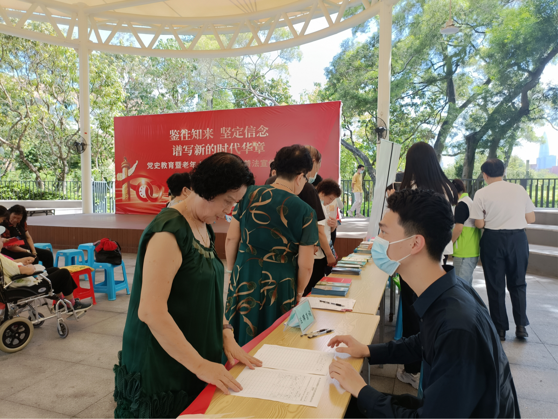 党史学习教育结合普法宣传，提升辖区居民法律意识