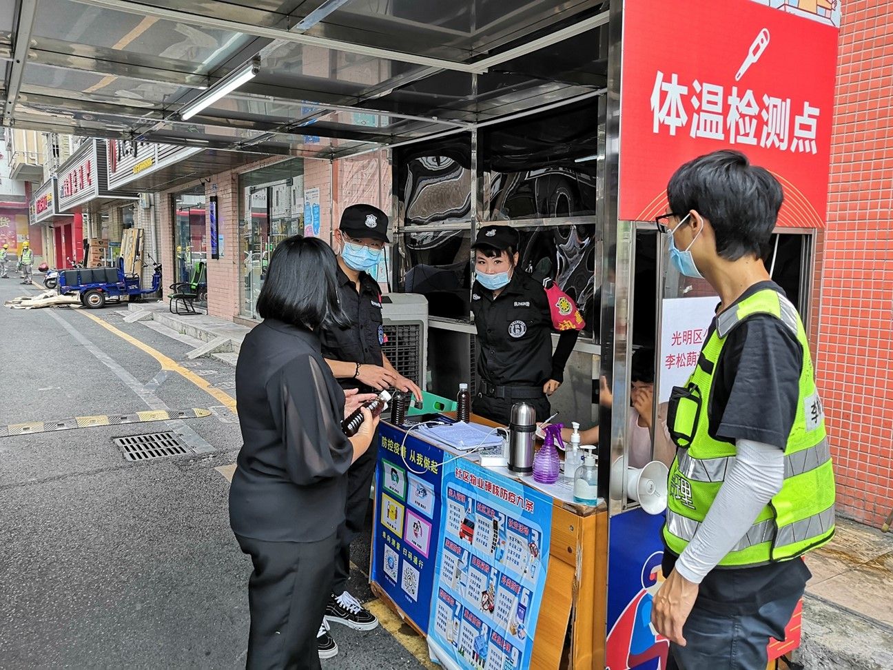 解暑凉饮润心田 李松蓢社区党委炎暑送“清凉”慰问到一线
