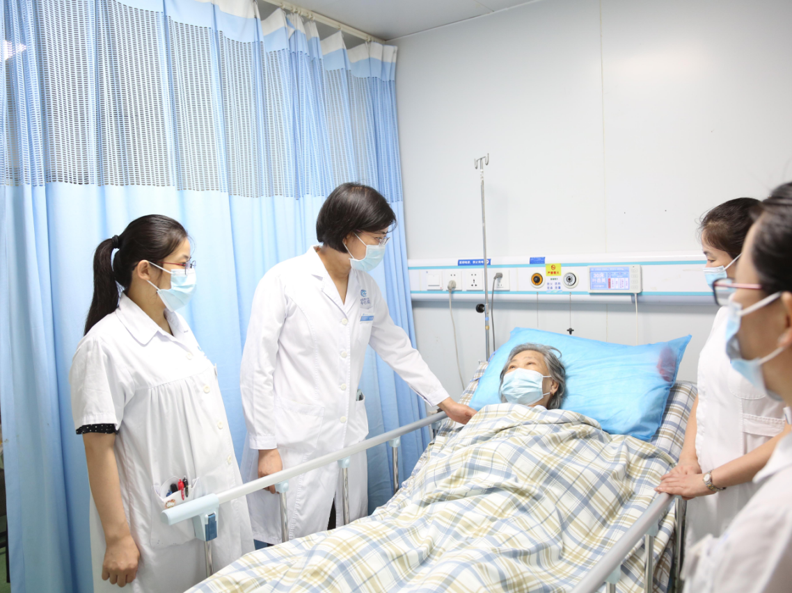 险！高龄患者消化道大出血，龙华区中心医院多学科协作成功救治