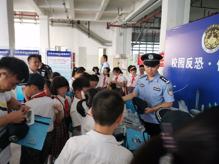 深圳警察蜀黍只会抓犯人？错！他们不仅能文能武还会普法