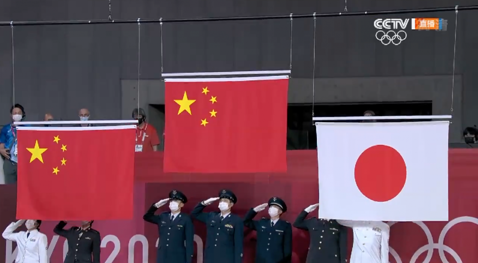 骄傲！东京赛场同时升起两面五星红旗