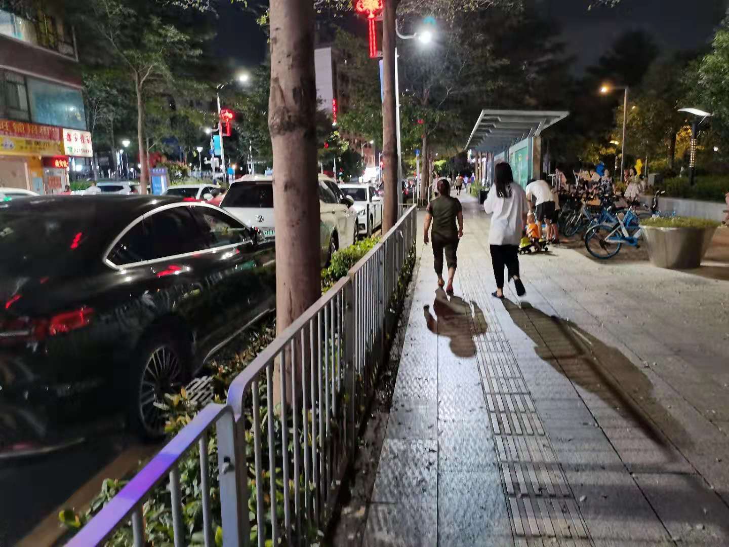 部分车主和交警打游击，光明长圳路违停难治 市民建议可划出限时停车位