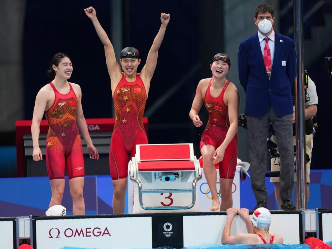 深圳游泳小将奥运夺金！助力中国队4×200米自由泳接力问鼎    