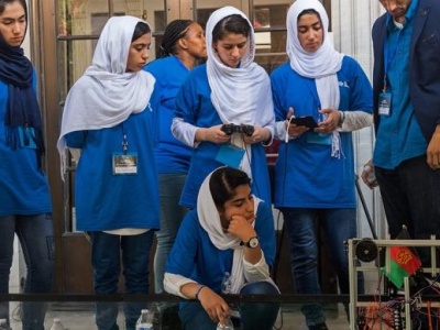 外媒：一支由女性组成的阿富汗机器人代表队准备逃离本国