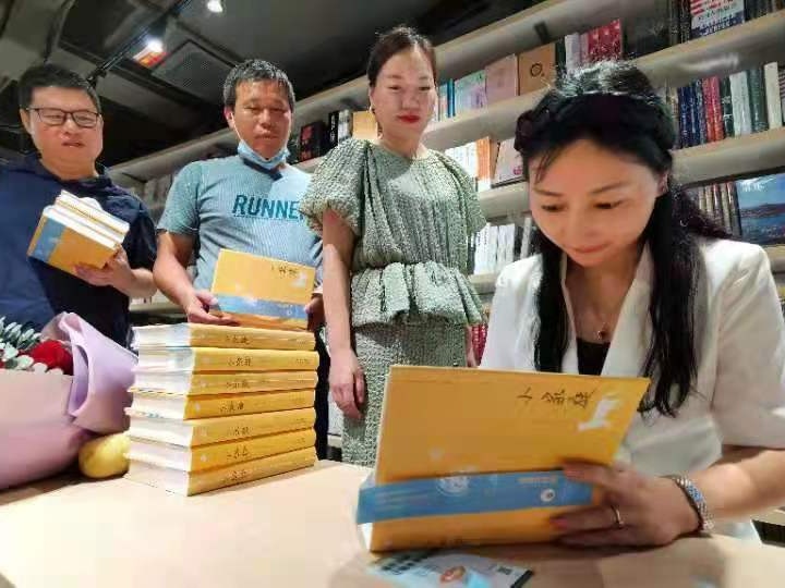 深圳女作家欧阳静茹的新书《小家庭》发布会举行