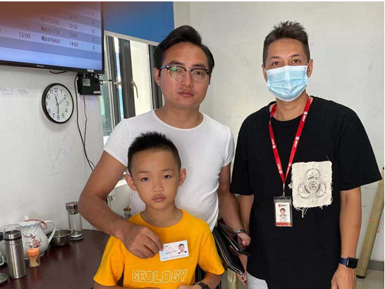 小男孩公交车上遗失贵重物品，好心司机帮找回