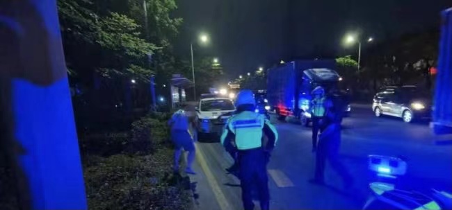 男子醉酒躺马路 龙岗交警及时救助