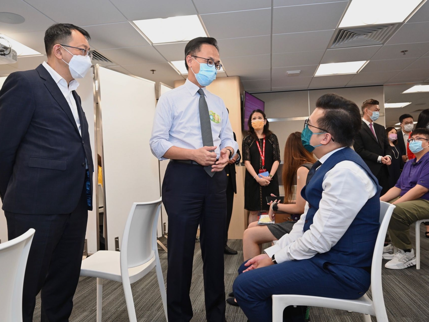 香港公务员事务局局长鼓励企业接种新冠疫苗