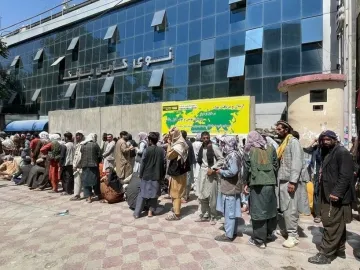 阿富汗银行重新开放数百民众排长队，有人四小时仍未能进银行