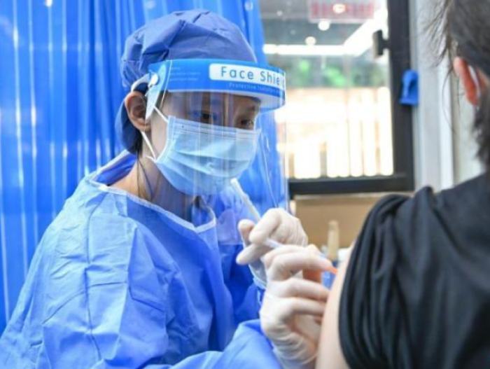 国家卫健委：我国新冠疫苗完成全程接种人数超7.7亿人