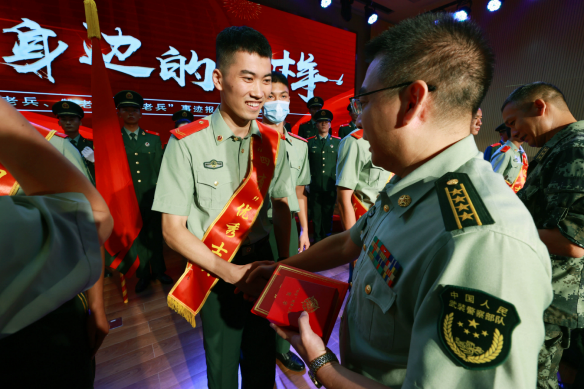 致敬身边榜样！粤港一线武警举行报告会隆重表彰600名退伍老兵