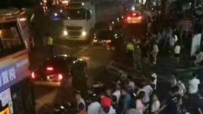 惊险！深圳男子从天桥跳下被公交车接住，消防队员和多位市民抬车救人