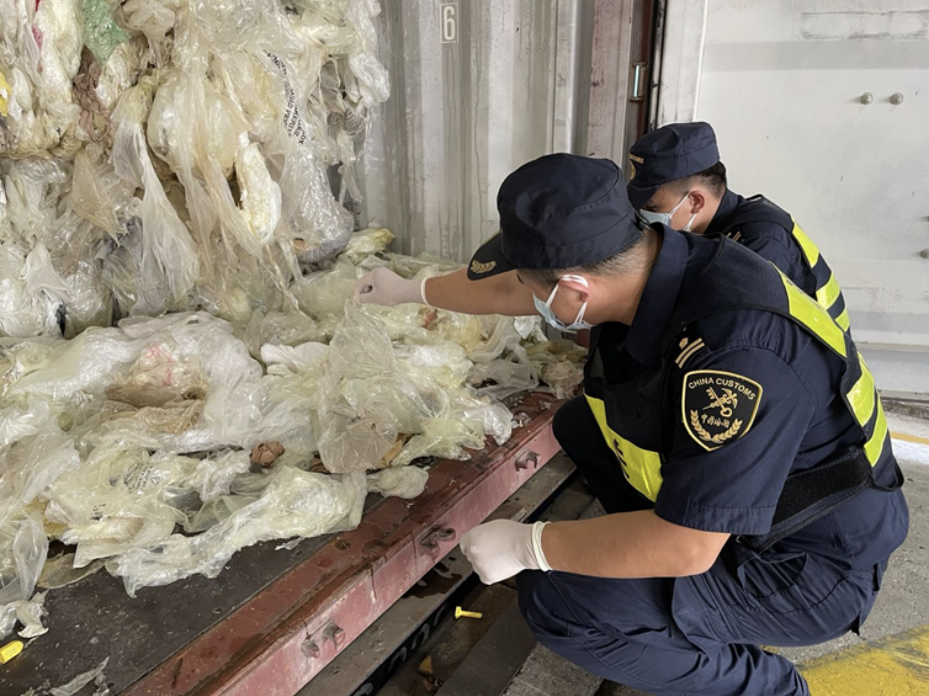 对“洋垃圾”说“不”！大鹏海关退运18.42吨“洋垃圾”塑料袋