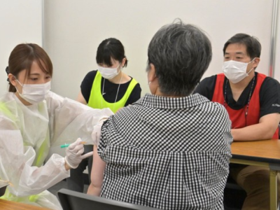 日本暂停使用163万剂莫德纳新冠疫苗：瓶内发现异物