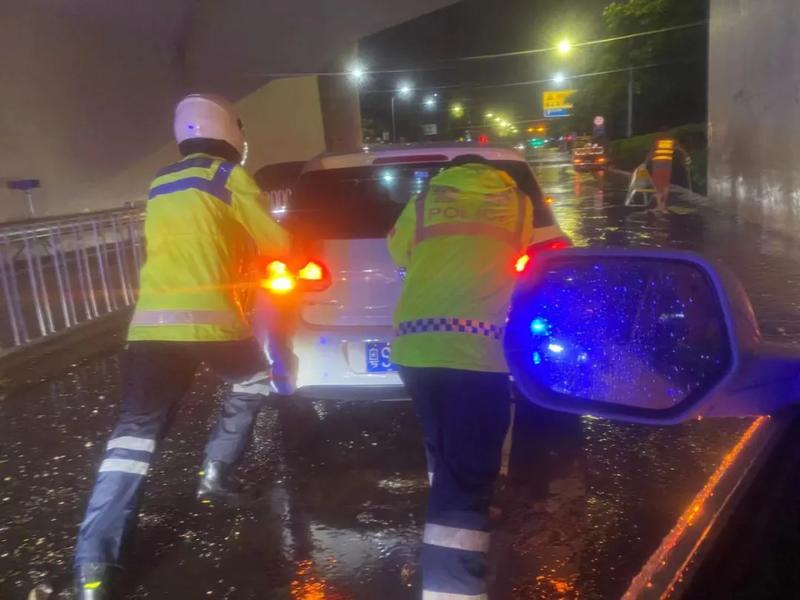 小黄人暴雨夜上线！罗湖多处路面积水已消退，交通恢复正常通行